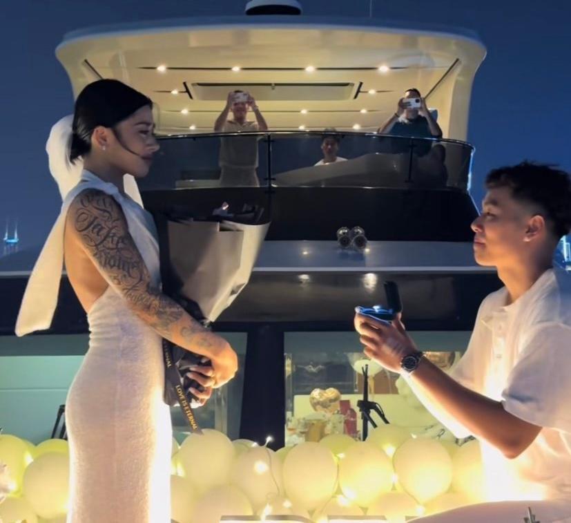 电竞赛程-恭喜！中国男篮25岁新星游艇浪漫求婚成功：女友双臂文身又美又飒