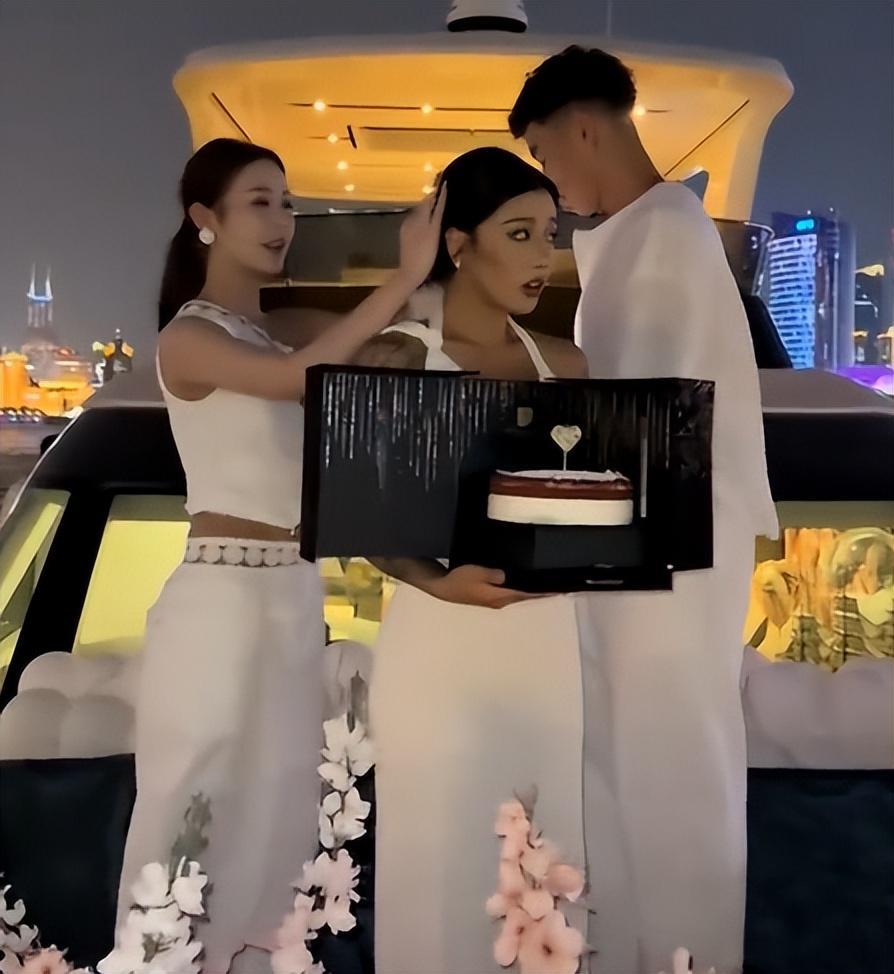 电竞赛程-恭喜！中国男篮25岁新星游艇浪漫求婚成功：女友双臂文身又美又飒