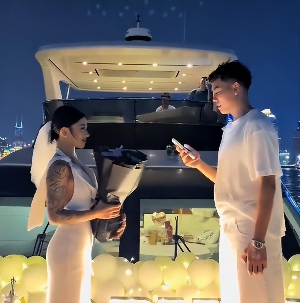 电竞赛程-恭喜！中国男篮25岁新星游艇浪漫求婚成功：女友双臂文身又美又飒