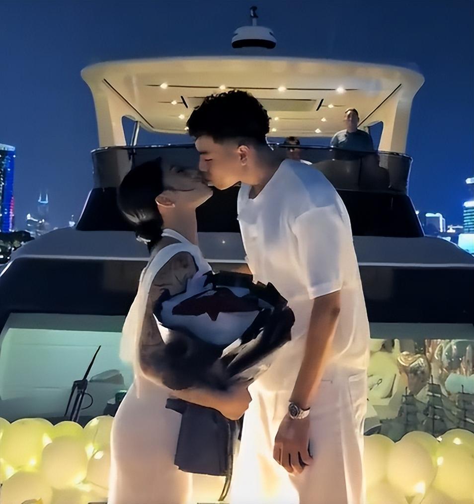 电竞赛程-恭喜！中国男篮25岁新星游艇浪漫求婚成功：女友双臂文身又美又飒
