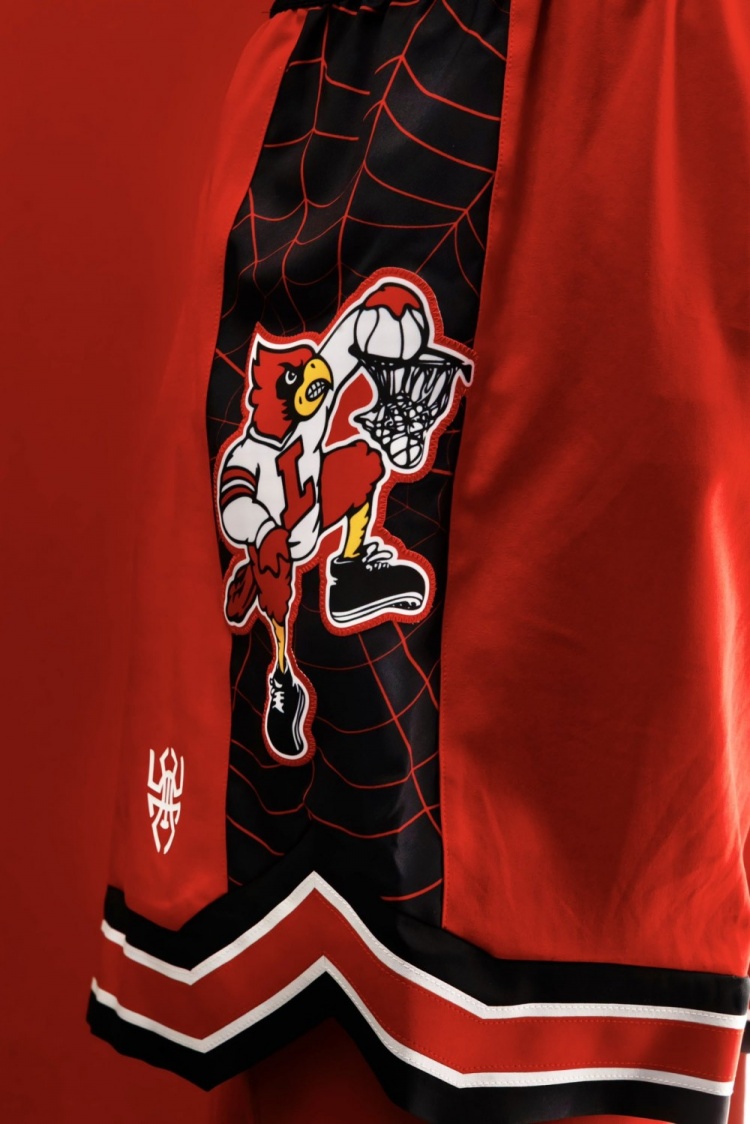 米切尔为母校设计特别款球衣!带有其个人Logo和蜘蛛侠元素!