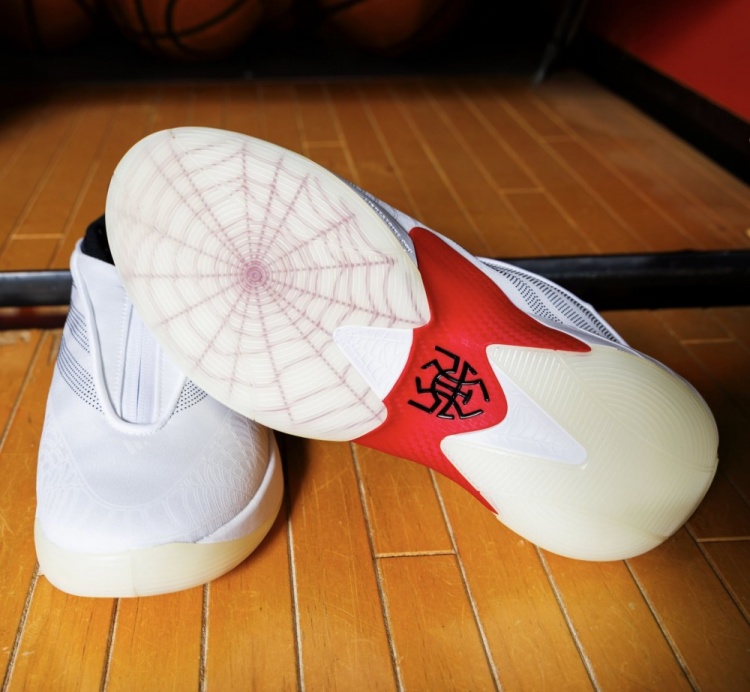 米切尔为母校设计特别款球衣!带有其个人Logo和蜘蛛侠元素!